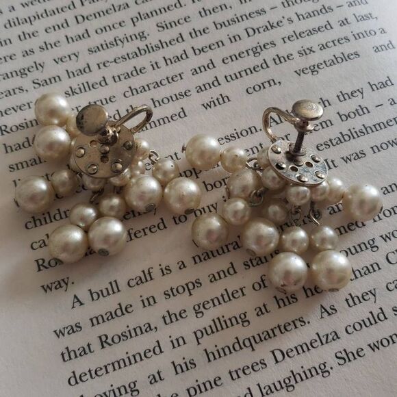 Vintage Pearls Dangle Earrings - Picture 5 of 6